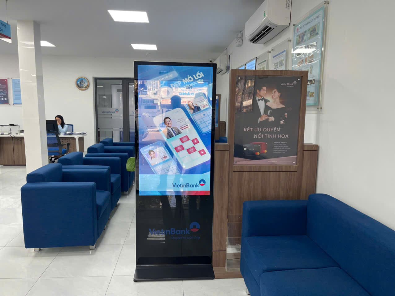 Digital Standee Hushida triển khai tại khu vực giao dịch VietinBank